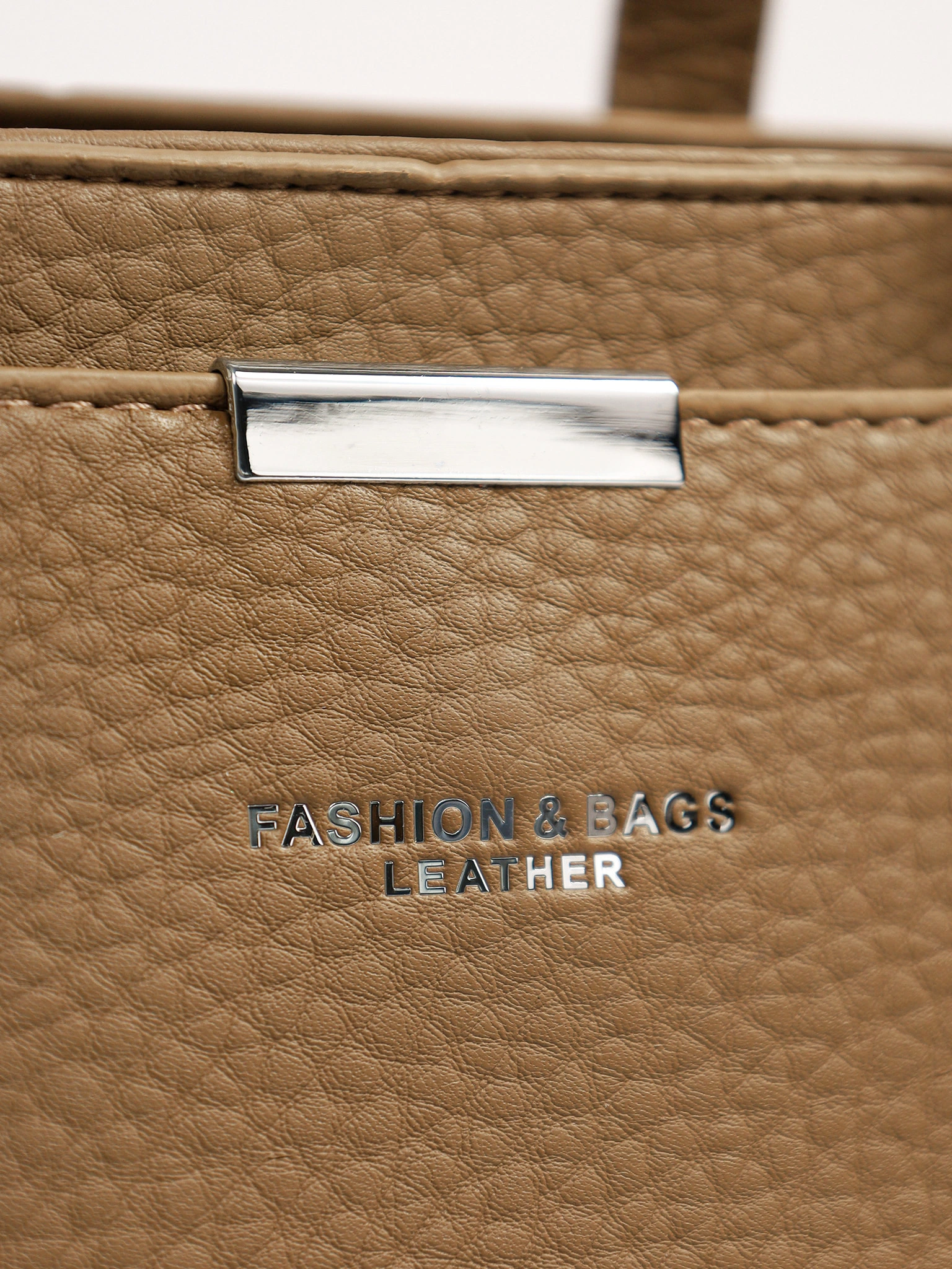 Сумка-тоут с декоративным брелком в ассортименте